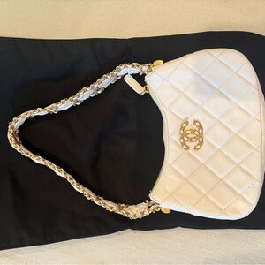 CHANEL White Quilted Shoulder Bag with Gold Chain